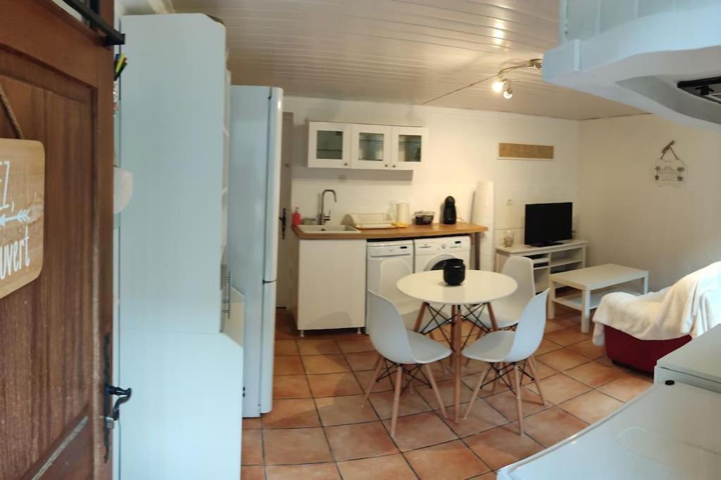 Appartement En Rez De Jardin Et Terrasse Ds Villa Hyeres Bagian luar foto
