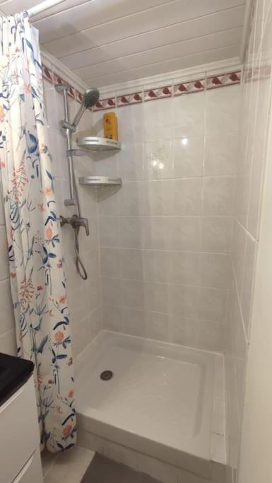 Appartement En Rez De Jardin Et Terrasse Ds Villa Hyeres Bagian luar foto
