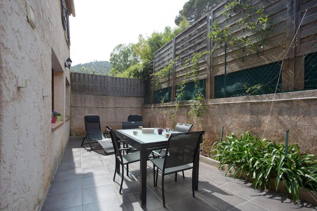 Appartement En Rez De Jardin Et Terrasse Ds Villa Hyeres Bagian luar foto