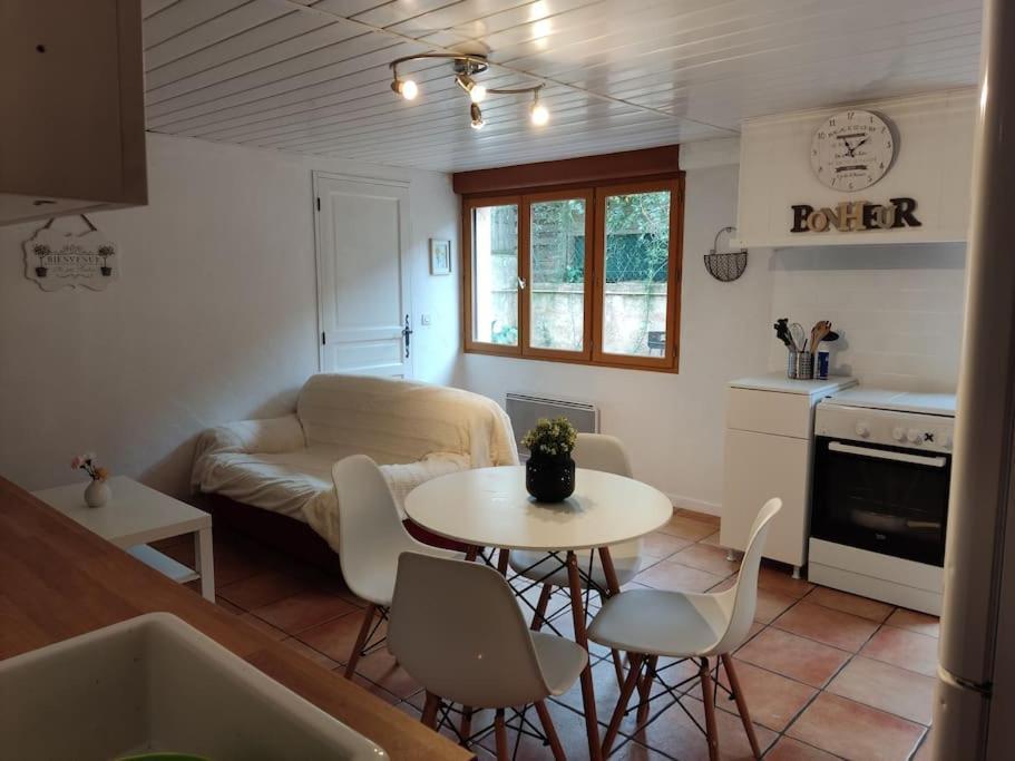 Appartement En Rez De Jardin Et Terrasse Ds Villa Hyeres Bagian luar foto
